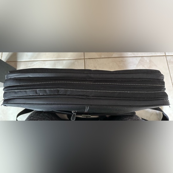 TARGUS Expandable Laptop Bag - Picture 8 of 13